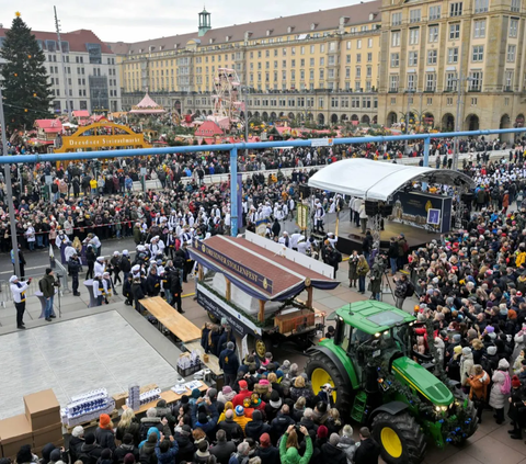 Menjelang perayaan Natal, sebuah tradisi unik digelar di Kota Dresden, Jerman timur. <br><br>Ribuan orang terlihat memadati perayaan yang sudah menjadi bagian dari tradisi masyarakat di sana. <br>