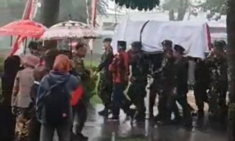 Di Bawah Guyuran Hujan, Begini Momen Pemakaman Terpidana Korupsi di Taman Makam Pahlawan yang jadi Sorotan