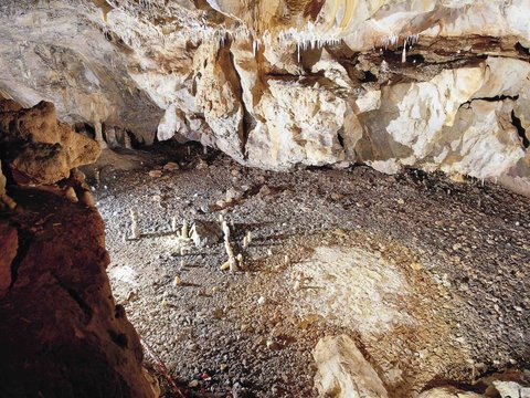 Tempat Tinggal Zaman Batu Ini Ditemukan Persis Seperti 17.000 Tahun Lalu, Isinya Ada Jarum Sampai Tombak
