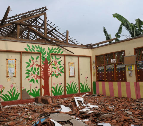 Sekolah Dasar Negeri (SDN) Setiamekar 03 Tambun Selatan, Kabupaten Bekasi, Jawa Barat mengalami musibah ambruknya atap ruangan kelas. Dalam foto yang diambil pada Selasa (12/12/2023) ini memperlihatkan kondisinya yang memprihatinkan.