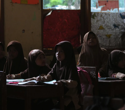 FOTO: Kondisi SDN Setiamekar 03 Tambun Selatan yang Ambruk Usai Guyuran Hujan Deras dan Angin Kencang