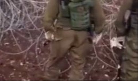 Dalam video, menunjukkan bagian belakang dari celana salah satu tentara yang terlihat basah.<br>