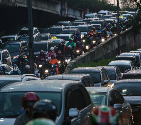 Adapun, Tangerang menempati urutan keenam kota dengan biaya hidup termahal mencapai Rp10,9 juta per bulan. Setelahnya, ada Bogor di peringkat ketujuh dengan nilai konsumsi sebesar Rp10,7 juta per bulan.<br>
