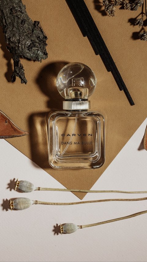 Ada kiat-kiat khusus yang harus diperhatikan agar parfum menempel dan bertahan lama di tubuh Anda,
