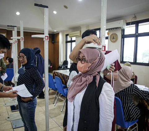 Petugas kesehatan melakukan pemeriksaan kepada warga yang mendaftar sebagai calon anggota Kelompok Penyelenggara Pemilihan Umum (KPPS) di Kelurahan Paseban, Jakarta, Selasa (12/12/2023).