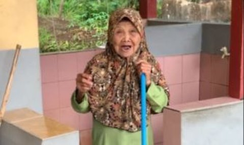 Sosok Nenek Usia 70 Tahun Lebih ini Bak Malaikat, Tiap Hari Ikhlas Bersihkan Masjid Tapi Tak Mau Digaji