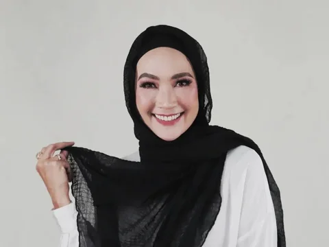 10 Potret Steffy Burase, Model Cantik yang Miliki Wajah Awet Muda, Baru Saja Bercerai dari Eks Gubernur Aceh Irwandi Yusuf