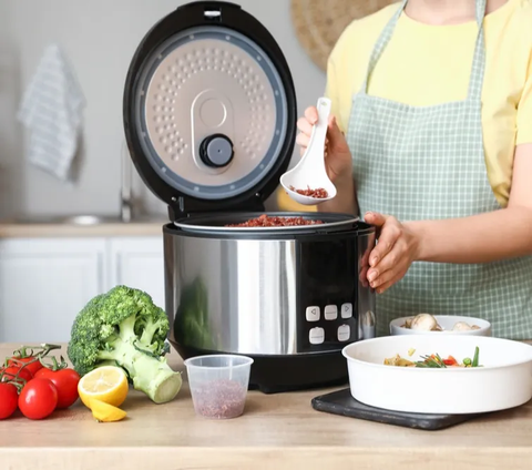 Ilustrasi memasak di rice cooker. (Shutterstock/Pixel-Shot)