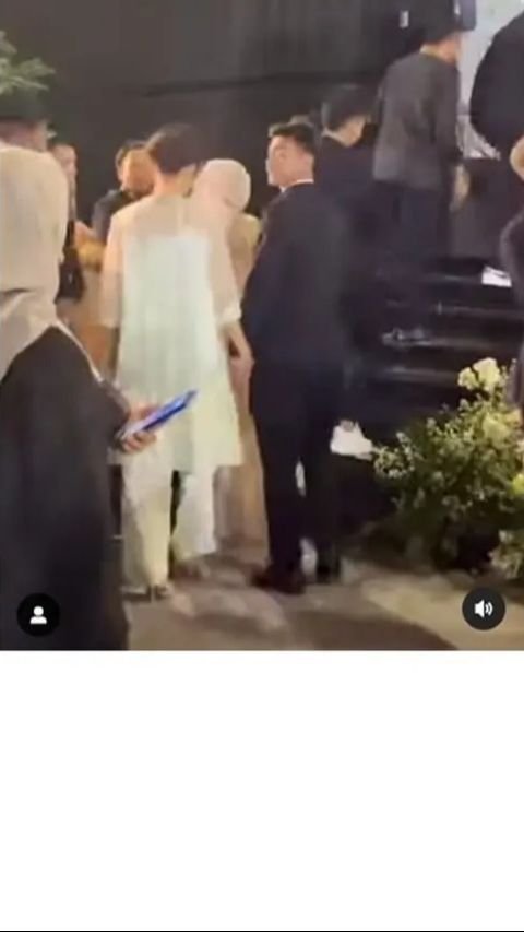 Di tengah gemerlapnya pernikahan Egy Maulana dan Adiba Khanza, kehadiran Pratama Arhan dan Azizah Salsha menjadi sorotan