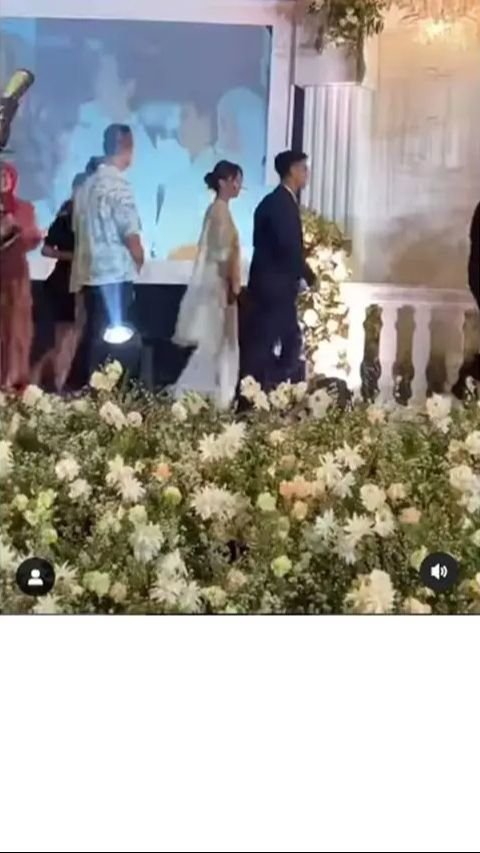 Di tengah gemerlapnya pernikahan Egy Maulana dan Adiba Khanza, kehadiran Pratama Arhan dan Azizah Salsha menjadi sorotan