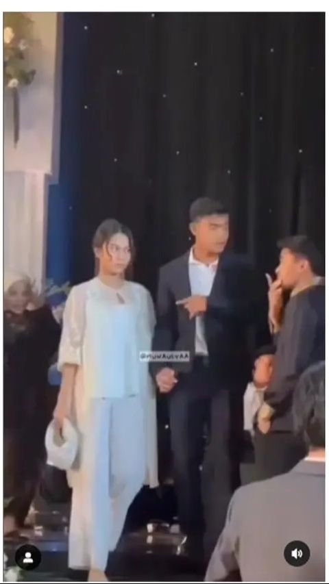 Di tengah gemerlapnya pernikahan Egy Maulana dan Adiba Khanza, kehadiran Pratama Arhan dan Azizah Salsha menjadi sorotan