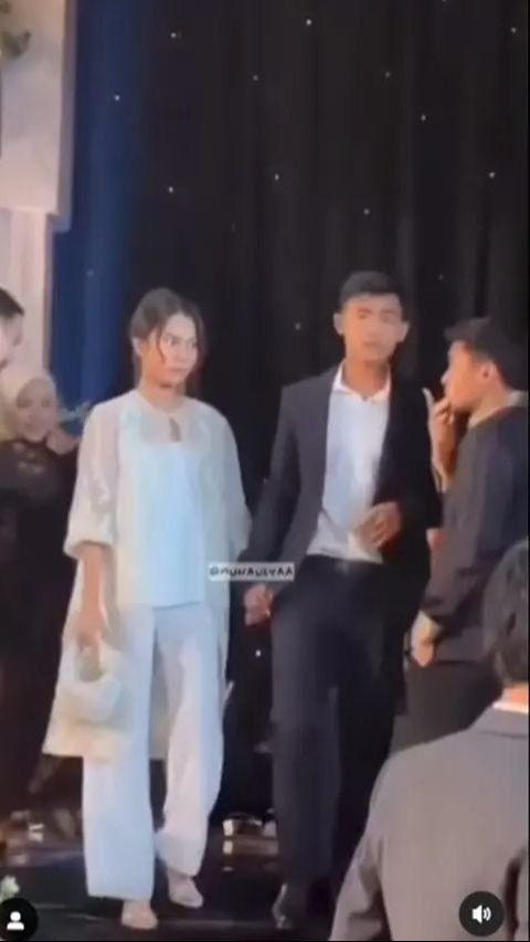 Di tengah gemerlapnya pernikahan Egy Maulana dan Adiba Khanza, kehadiran Pratama Arhan dan Azizah Salsha menjadi sorotan