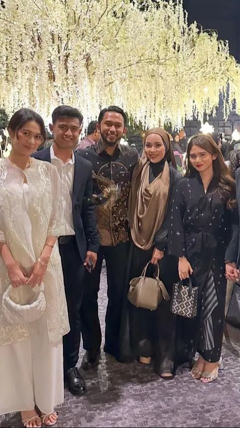 Di tengah gemerlapnya pernikahan Egy Maulana dan Adiba Khanza, kehadiran Pratama Arhan dan Azizah Salsha menjadi sorotan