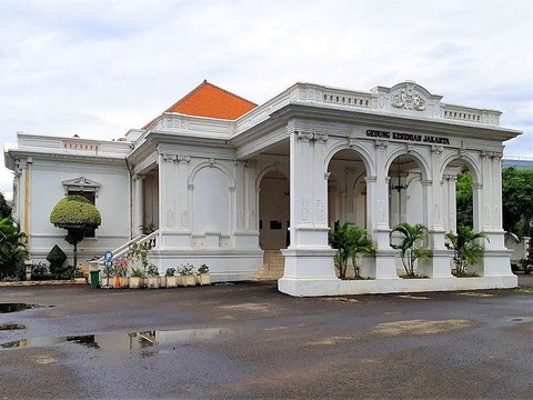 Gedung ini awalnya jadi lokasi hiburan militer sekaligus kalangan warga Belanda