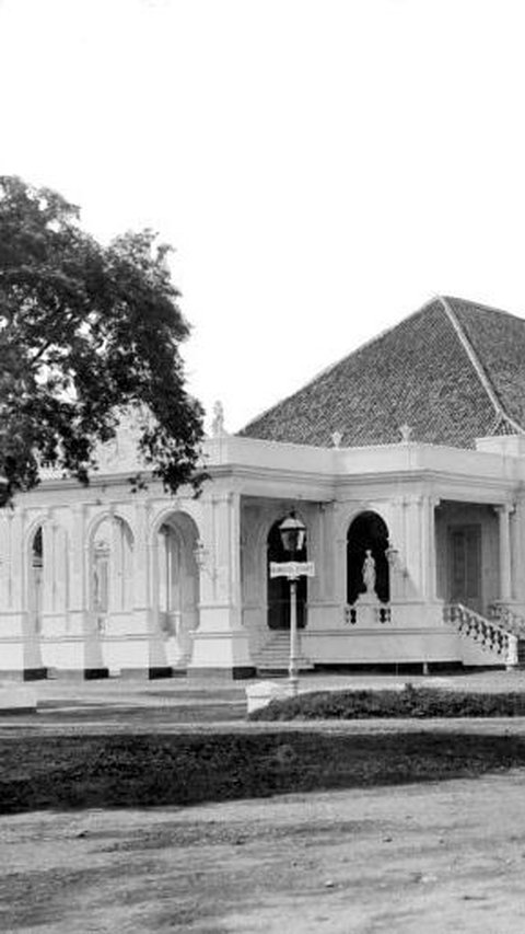 Gedung ini awalnya jadi lokasi hiburan militer sekaligus kalangan warga Belanda