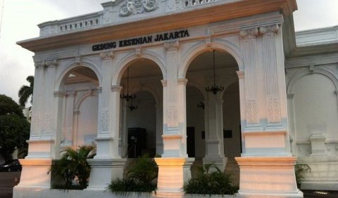 Gedung ini awalnya jadi lokasi hiburan militer sekaligus kalangan warga Belanda