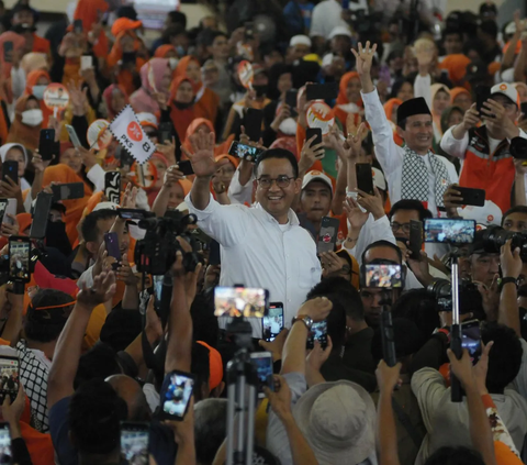 Calon presiden nomor urut 1 Anies Baswedan hadir pada kampanye perdana Anies dan Muhaimin di Gor Ciracas, Jakarta Timur pada Selasa (28/11/2023). Dalam kampanye perdana capres nomor urut 1 ini, terlihat tanpa kehadiran Cak Imin. Namun Anies didampingi oleh sang Istri Fery Farhati Ganis selama kampanye.