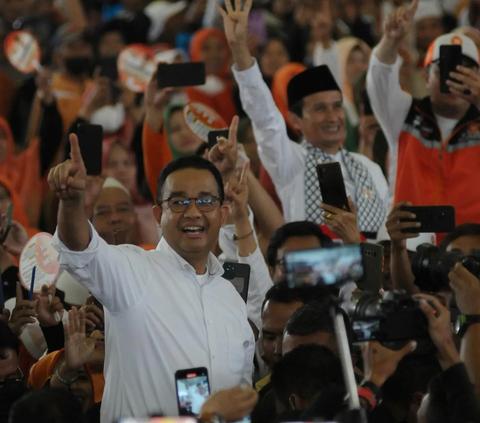 Calon presiden nomor urut 1 Anies Baswedan hadir pada kampanye perdana Anies dan Muhaimin di Gor Ciracas, Jakarta Timur pada Selasa (28/11/2023). Dalam kampanye perdana capres nomor urut 1 ini, terlihat tanpa kehadiran Cak Imin. Namun Anies didampingi oleh sang Istri Fery Farhati Ganis selama kampanye.