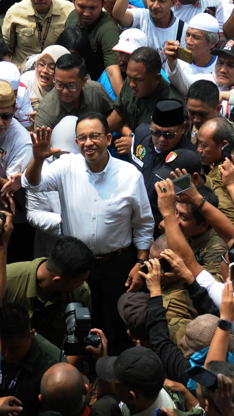 Calon presiden nomor urut 1 Anies Baswedan hadir pada kampanye perdana Anies dan Muhaimin di Gor Ciracas, Jakarta Timur pada Selasa (28/11/2023). Dalam kampanye perdana capres nomor urut 1 ini, terlihat tanpa kehadiran Cak Imin. Namun Anies didampingi oleh sang Istri Fery Farhati Ganis selama kampanye.