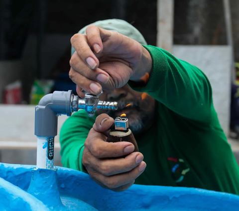 Pekerja mengatur konverter biogas yang mengubah kotoran sapi menjadi gas untuk kebutuhan tumah tangga di kawasan Pancoran, Jakarta, Selasa (12/12/2023). Proses pemanfaatan biogas itu sudah tersambung ke tujuh rumah warga di sekitar peternakan tersebut. Selain untuk memasak, limbah tersebut juga bisa digunakan sebagai pupuk kandang di sektor pertanian.