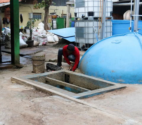 Pekerja mengatur konverter biogas yang mengubah kotoran sapi menjadi gas untuk kebutuhan tumah tangga di kawasan Pancoran, Jakarta, Selasa (12/12/2023). Proses pemanfaatan biogas itu sudah tersambung ke tujuh rumah warga di sekitar peternakan tersebut. Selain untuk memasak, limbah tersebut juga bisa digunakan sebagai pupuk kandang di sektor pertanian.