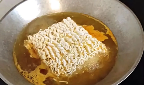 Tinggalkan Cara Lama, Ternyata Begini Cara Memasak Mi Instan Secara Benar dan Sehat Menurut Dokter