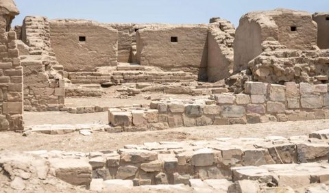 Penemuan ini terjadi di dekat Lima, di situs arkeologi Pachacamac, yang terkait dengan budaya Wari. Makam-makam ini berasal dari periode antara tahun 800 hingga 1100, ketika Kekaisaran Wari sedang mengalami ekspansi wilayah.