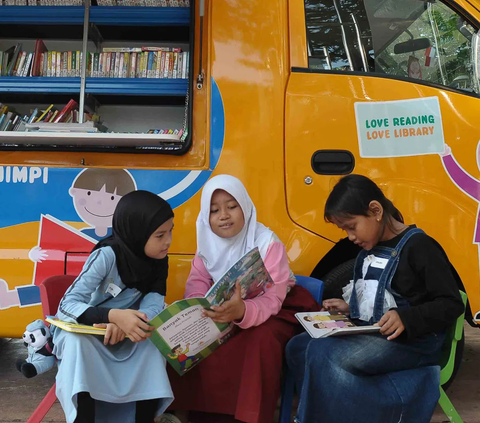 Anak-anak membaca ragam buku cerita dongeng di Taman Menteng, Jakarta Senin (14/8/2023). (merdeka.com/imam buhori)