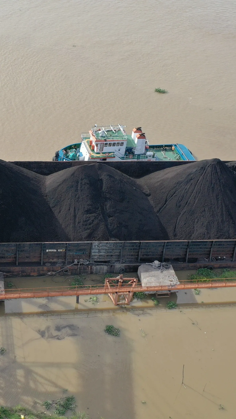 Proses muat batu bara ke tongkang di Pelabuhan Musi 2 yang dikelola PT RMK Energy Tbk. RMKE memiliki kapasitas muat batu bara ke tongkang hingga 25 juta ton per tahun. (Dok&nbsp;RMKE)