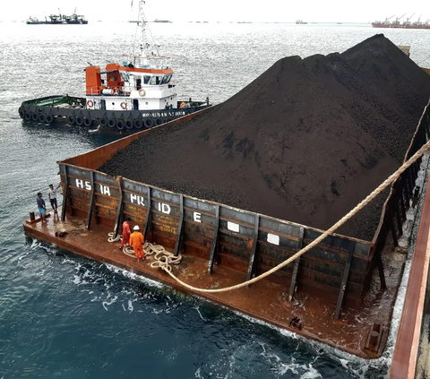 Batu Bara Tank. Sumber Global Energy menyuplai batubara untuk listrik di Vietnam. Foto: PT Sumber Global Energy Tbk