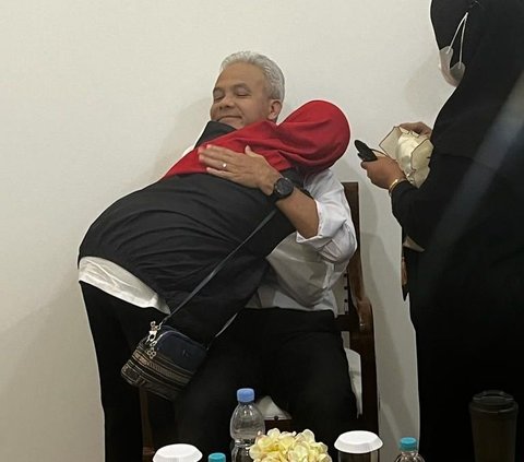 Calon presiden nomor urut 3, Ganjar Pranowo mendapat pelukan hangat dari istrinya, Siti Atiqoh Supriyanti, sebelum mengikuti Debat Pilpres 2024. Debat perdana capres-cawapres tersebut berlangsung di Gedung Komisi Pemilihan Umum (KPU), Jakarta, Selasa (12/12/2023).