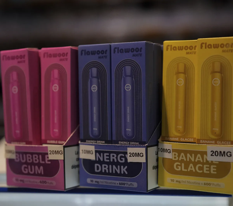 Menarik perhatian remaja dengan memiliki aroma buah dan manis, kebanyakan rokok elektrik sekali pakai, yang dibuang setelah dipakai, ini menghadapi pengawasan atas dampaknya terhadap lingkungan.  (AP Photo/Thibault Camus)