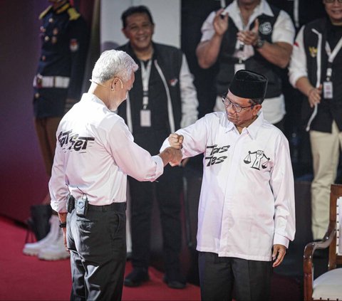 FOTO: Momen Ganjar dan Prabowo Saling Kritik di Debat Perdana Pilpres