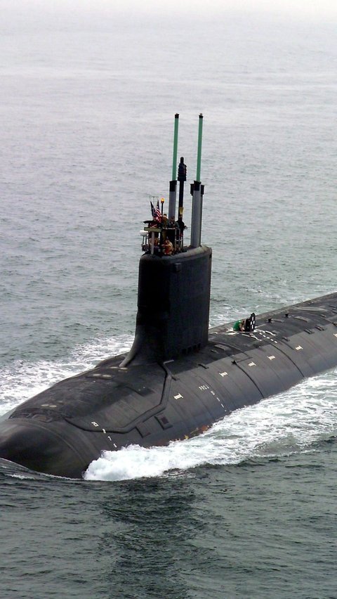 Tentara Israel melakukan penggeledahan rumah sakit Al Shifa saat melancarkan operasi darat mereka untuk memburu kelompok Hamas, di Kota Gaza, Palestina, Rabu (15/11/ 2023).