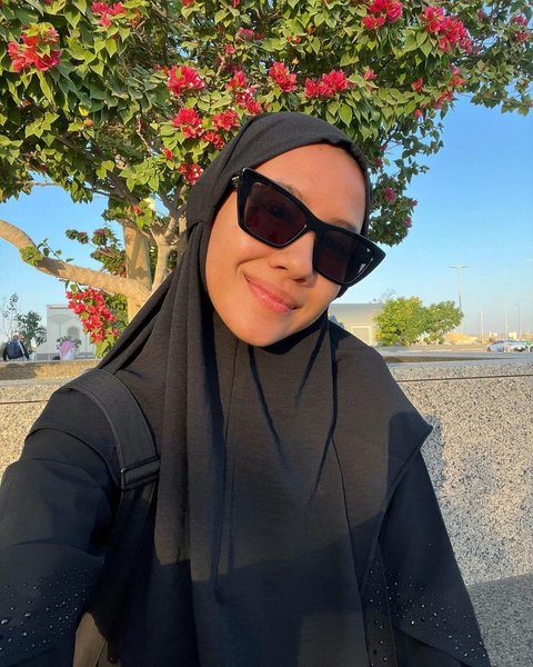 Tuai Pujian Pakai Hijab Tanpa Make Up, 8 Foto Shenina Cinnamon Saat Jalani Ibadah Umroh 