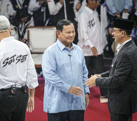 FOTO: Momen Adem Anies-Prabowo-Ganjar Berpelukan Usai Saling Serang di Debat Capres