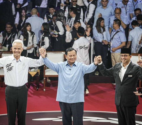 FOTO: Momen Adem Anies-Prabowo-Ganjar Berpelukan Usai Saling Serang di Debat Capres