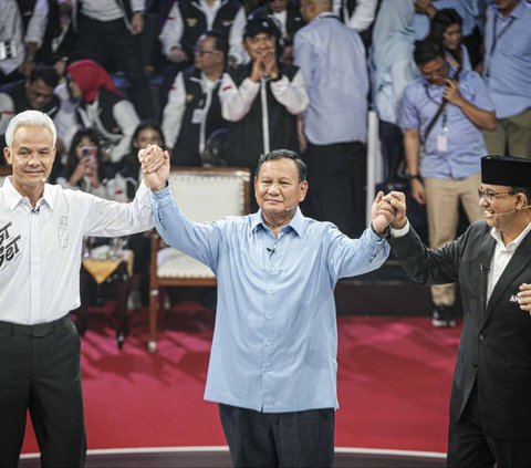 FOTO: Momen Adem Anies-Prabowo-Ganjar Berpelukan Usai Saling Serang di Debat Capres