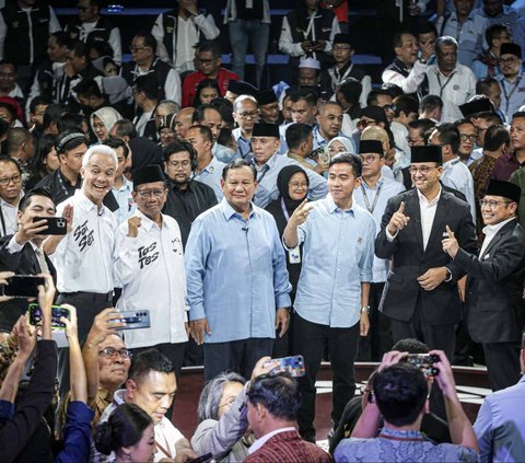 FOTO: Momen Adem Anies-Prabowo-Ganjar Berpelukan Usai Saling Serang di Debat Capres