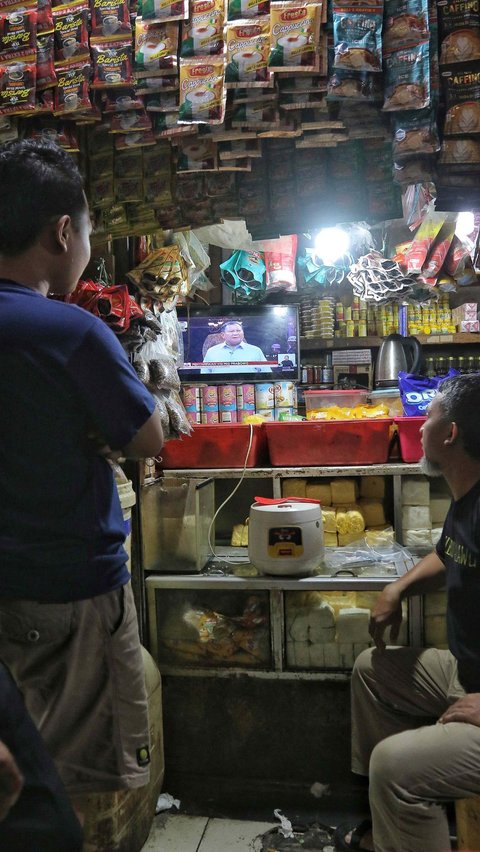 FOTO: Antusiasme Warga Nobar Debat Capres, dari Mal hingga Pasar