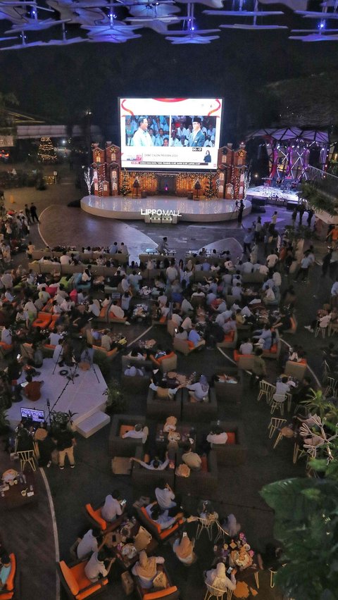 Beberapa kelompok warga bahkan menggelar nonton bareng untuk menyaksikan debat perdana Pilpres 2024. Nobar ini berlangsung dari di mal hingga pasar.