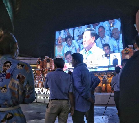 FOTO: Antusiasme Warga Nobar Debat Capres, dari Mal hingga Pasar