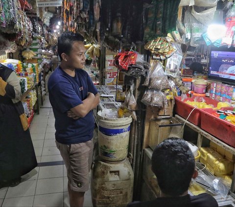 FOTO: Antusiasme Warga Nobar Debat Capres, dari Mal hingga Pasar