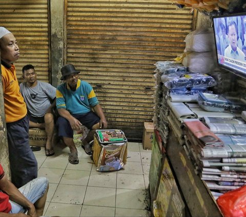 FOTO: Antusiasme Warga Nobar Debat Capres, dari Mal hingga Pasar