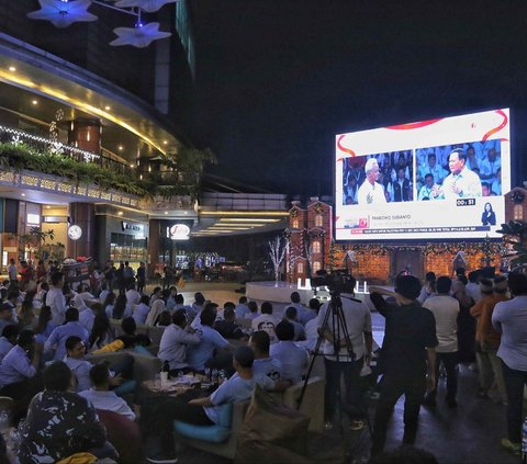 FOTO: Antusiasme Warga Nobar Debat Capres, dari Mal hingga Pasar