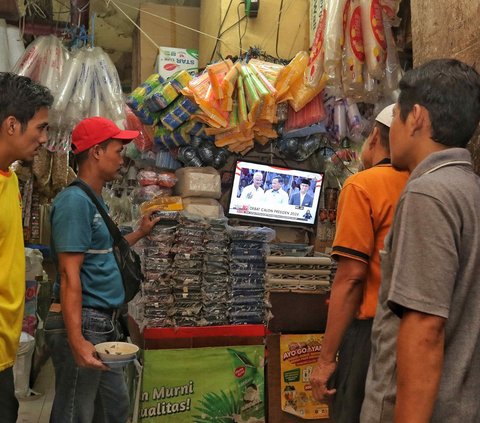 FOTO: Antusiasme Warga Nobar Debat Capres, dari Mal hingga Pasar