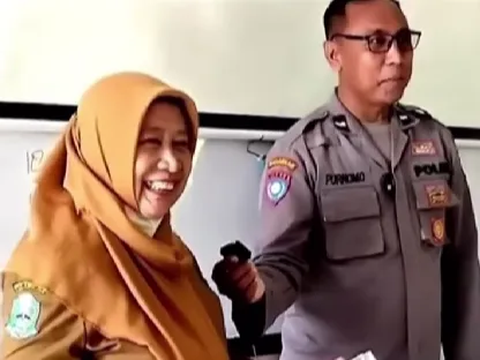 Senang Berbagi, Ini Sosok Polisi yang Tiba-tiba Hampiri Guru Wali Kelasnya Dulu untuk Beri Hadiah Umrah