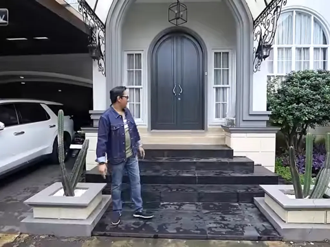 Andre Taulany Melongo Melihat Rumah Mewah Kiky Saputri yang Baru, di Dalam Garasi Berderet Mobil Mewah