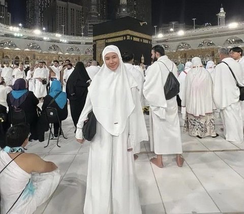 Tampil Memesona dengan Gamis Serba Hitam, Intip Potret Shenina Cinnamon Jalani Ibadah Umrah