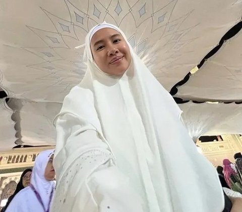 Tampil Memesona dengan Gamis Serba Hitam, Intip Potret Shenina Cinnamon Jalani Ibadah Umrah